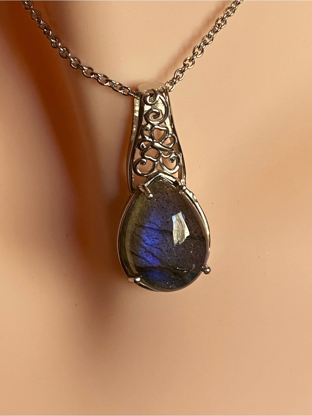 Malagasy Labradorite 9.40 ctw Pendant, with 20 inch chain